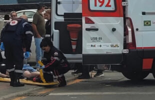 Acidente envolvendo dois carros e moto mobiliza SAMU no centro de Lauro Müller