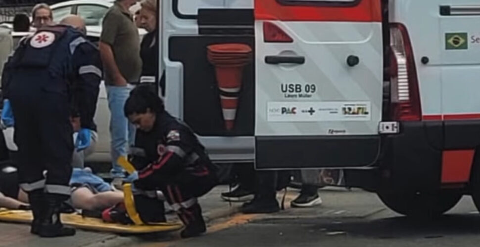 Acidente envolvendo dois carros e moto mobiliza SAMU no centro de Lauro Müller