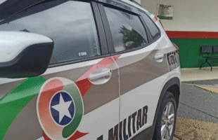 Homem com mandado por furto é preso durante patrulhamento em Braço do Norte
