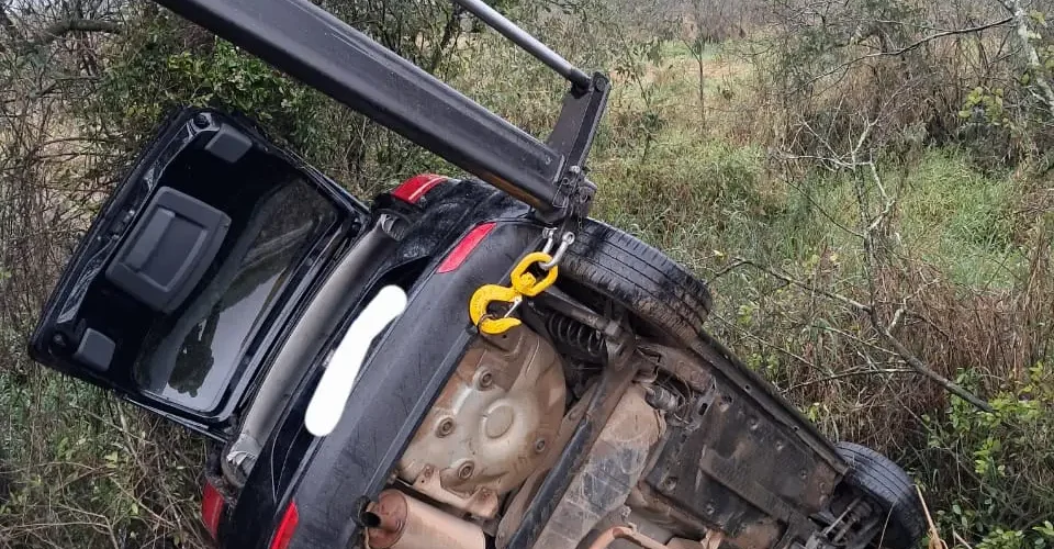 Motorista é resgatada após carro tombar e recusa atendimento em Maracajá