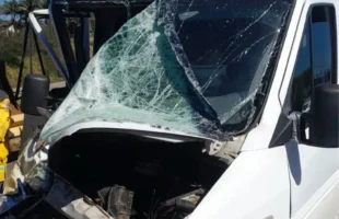 Acidente com van causa interdição temporária na BR-101, em Içara