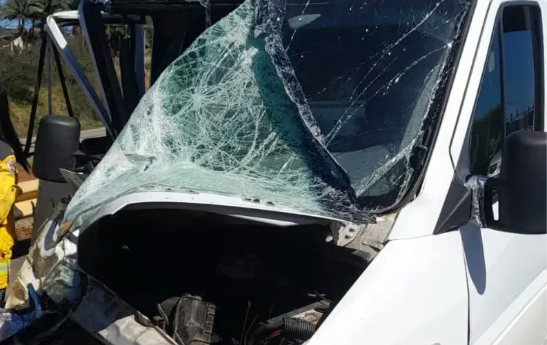 Acidente com van causa interdição temporária na BR-101, em Içara