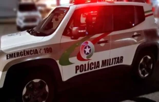 Criança é encontrada sozinha durante ação policial contra o tráfico em Laguna