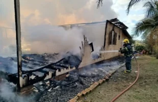 Incêndio em residência mobiliza bombeiros no interior de Turvo