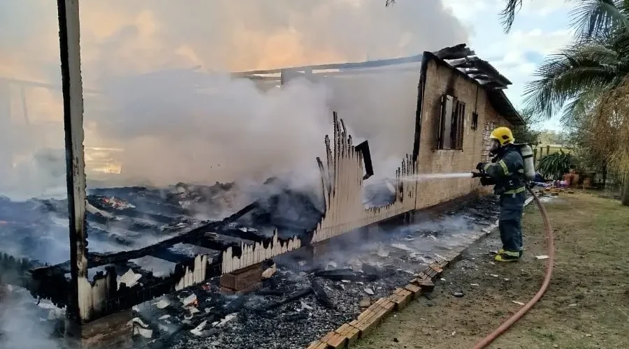 Incêndio em residência mobiliza bombeiros no interior de Turvo