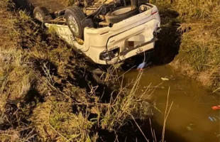 Saída de pista seguida de capotamento deixa quatro feridos em Morro da Fumaça