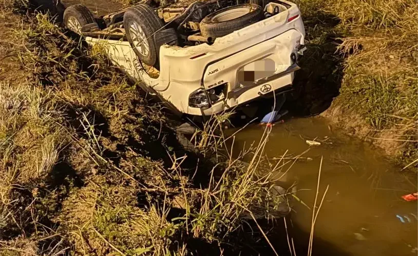 Saída de pista seguida de capotamento deixa quatro feridos em Morro da Fumaça