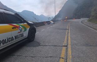 Um incêndio em uma Kombi foi registrado na Serra do Rio do Rastro, na manhã desta segunda