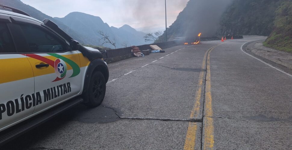 Um incêndio em uma Kombi foi registrado na Serra do Rio do Rastro, na manhã desta segunda