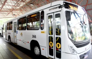 Homem é preso após esfaquear passageiro durante discussão em ônibus em Criciúma