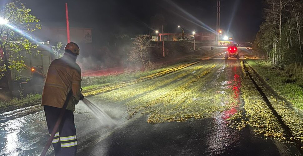 Bagaço de laranja interdita SC-108 e mobiliza bombeiros em Orleans