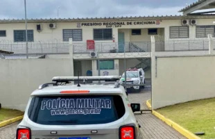 Homem com mandado de prisão é detido em frente a farmácia em Lauro Müller