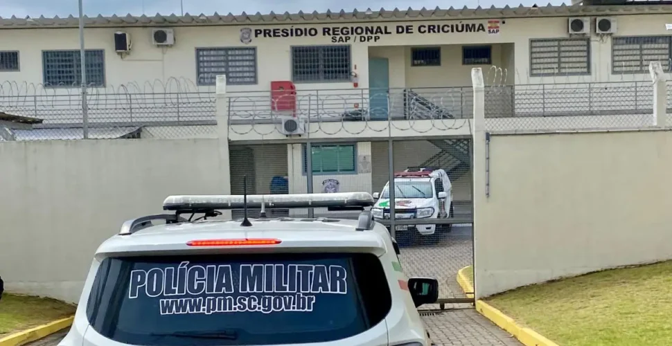 Homem com mandado de prisão é detido em frente a farmácia em Lauro Müller