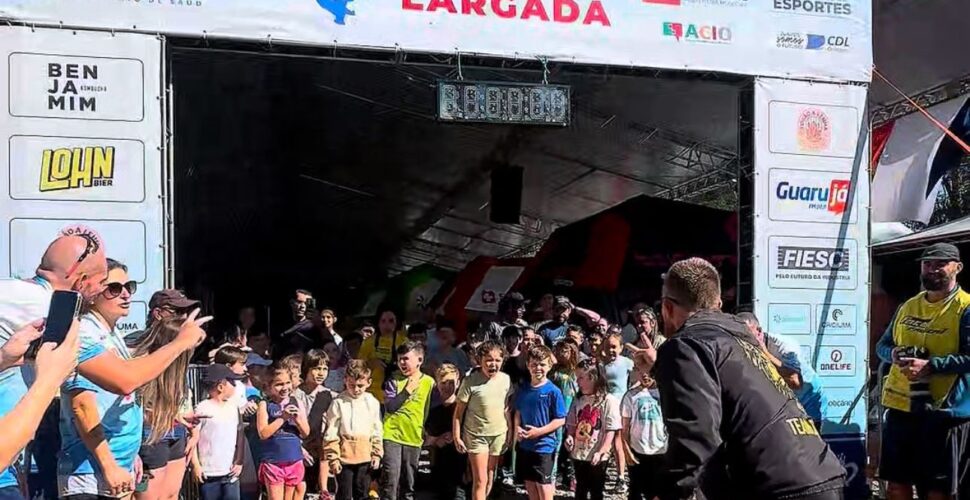 Mais de 400 atletas correm em desafio que celebra história e belezas naturais de Orleans
