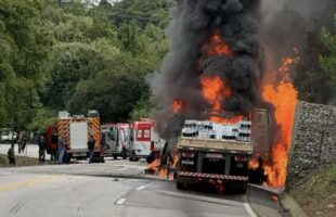 Tragédia na BR-282: acidente com caminhão em chamas mata duas e fecha rodovia por sete horas