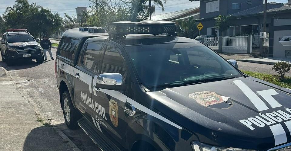 Mulher é investigada por perseguição e crimes contra a honra de padre em Criciúma