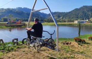 Pedras Grandes “Decola” com a nova atração: Carro voador suspenso sobre lago chama a atenção