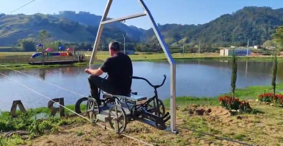 Pedras Grandes “Decola” com a nova atração: Carro voador suspenso sobre lago chama a atenção