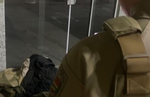PM de Orleans faz abordagem noturna a moradores de rua; nenhuma irregularidade foi encontrada