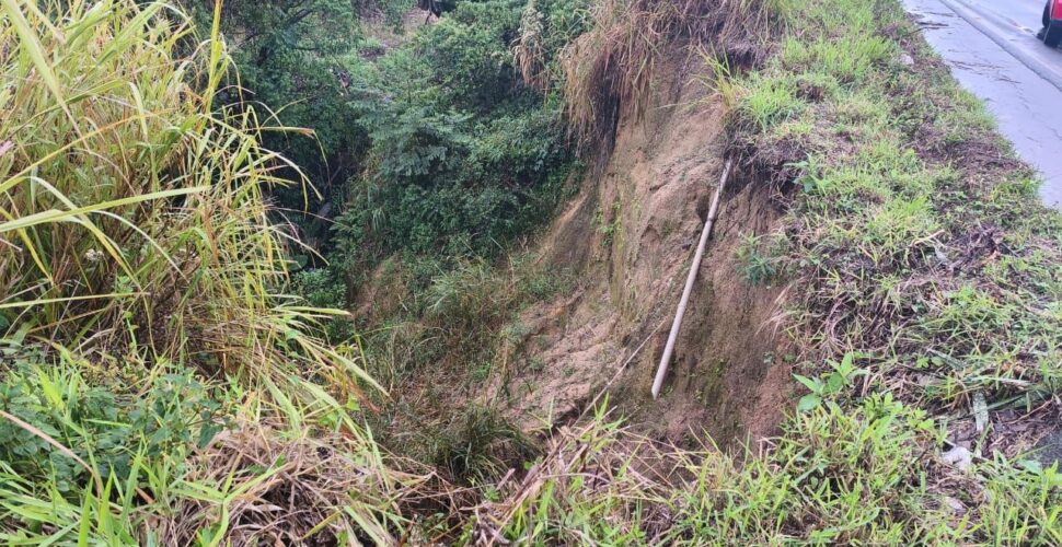 Desbarrancamento em rodovia causa falta de água em bairros de Orleans