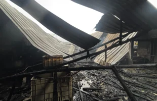 Incêndio de grandes proporções atinge fábrica em Forquilhinha e mobiliza bombeiros por horas