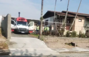Duas pessoas ficam feridas após queda de telhado em Criciúma