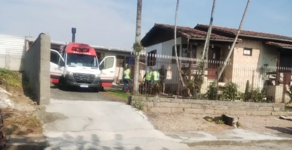 Duas pessoas ficam feridas após queda de telhado em Criciúma