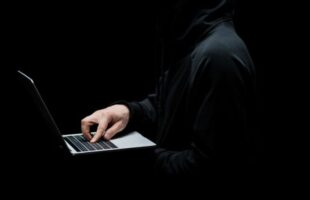 Homem é preso por esquema de fraude com reembolsos falsos contra empresa de SC