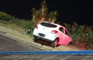 Perseguição termina com acidente e fuga pelas dunas em Laguna