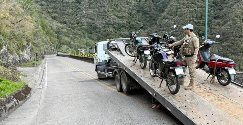 Serra do Rio do Rastro: Operação apreende cinco motos com condutores sem habilitação