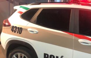 Homem rouba celular com ameaças de morte e incêndio e é preso horas depois em Orleans