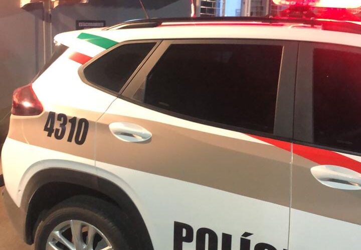 Homem rouba celular com ameaças de morte e incêndio e é preso horas depois em Orleans