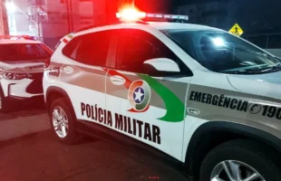 Homem é flagrado com arma falsa durante festa em Orleans
