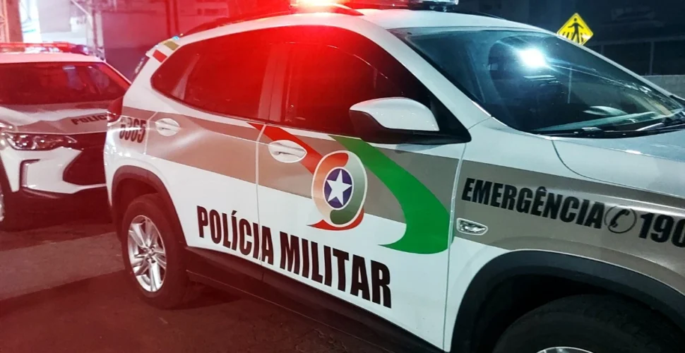 Homem é flagrado com arma falsa durante festa em Orleans