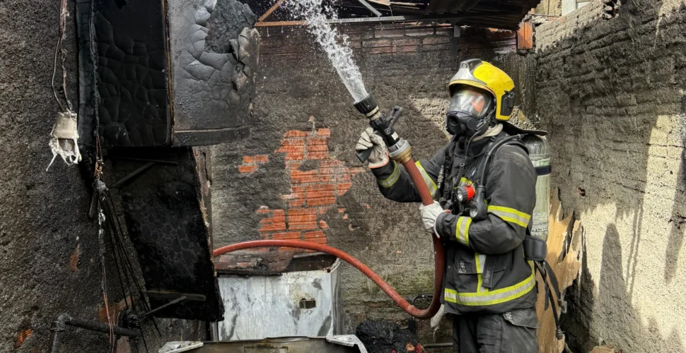 Incêndio iniciado em máquina de lavar destrói residência em Criciúma