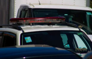 Jovem tenta fugir e agride policiais durante abordagem em Laguna