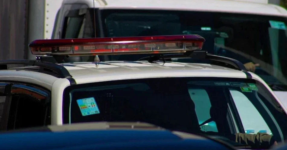 Jovem tenta fugir e agride policiais durante abordagem em Laguna