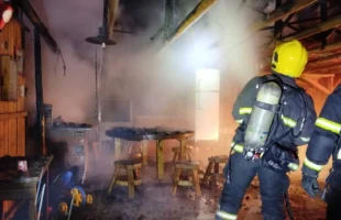 Incêndio atinge garagem de residência em Meleiro durante a madrugada