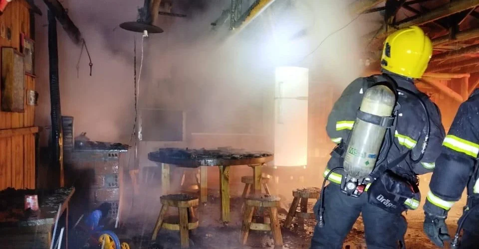 Incêndio atinge garagem de residência em Meleiro durante a madrugada