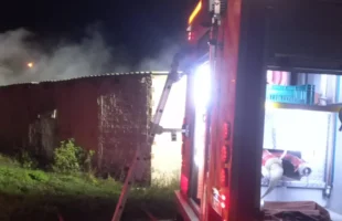 Incêndio destrói estufa de fumo em Içara durante a madrugada