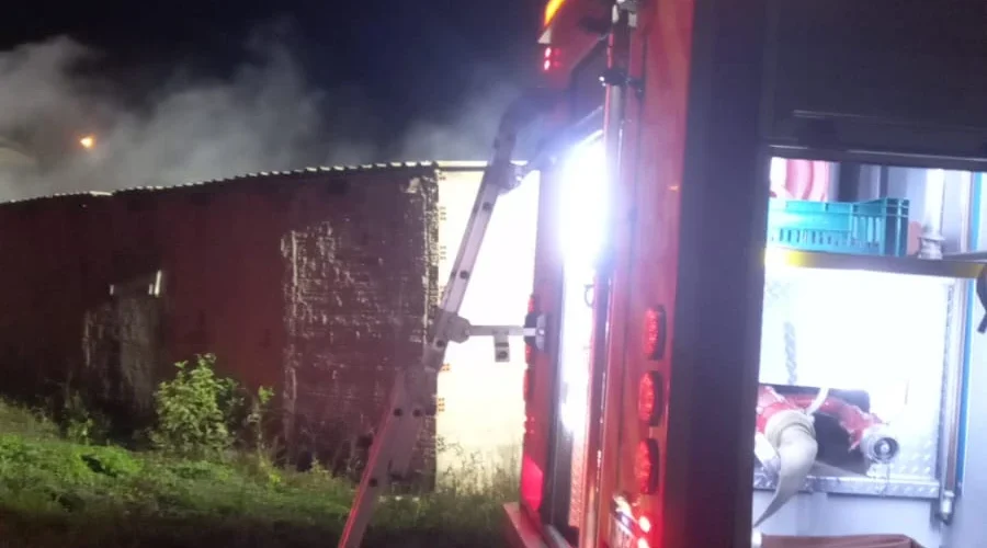 Incêndio destrói estufa de fumo em Içara durante a madrugada
