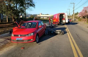 Motociclista fica ferido após colisão com carro em Morro da Fumaça