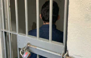 Homem procurado por porte ilegal de arma é preso em Araranguá
