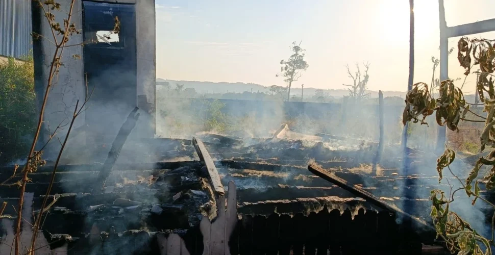 Incêndio atinge casa abandonada em Morro da Fumaça; ninguém ficou ferido
