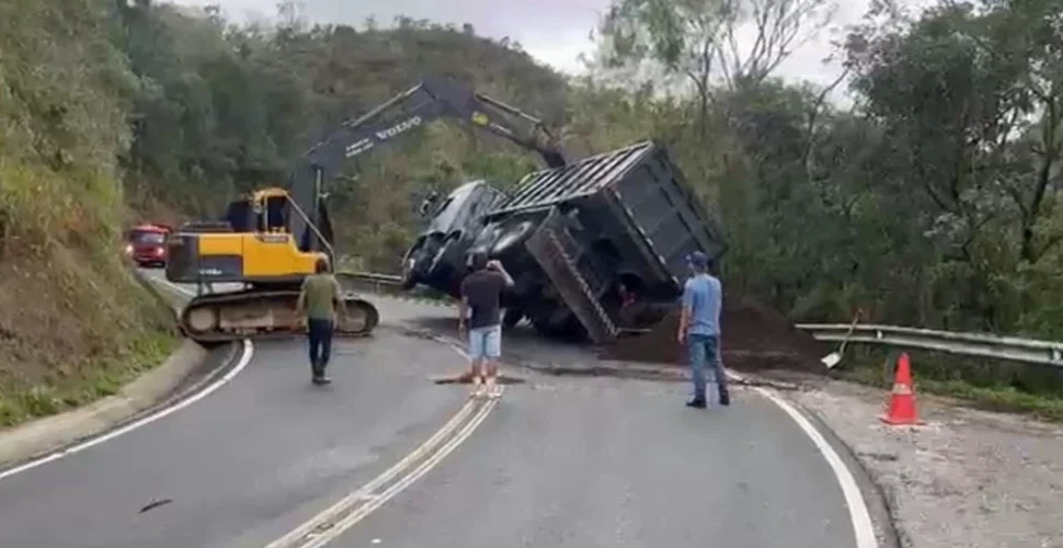 Caminhão carregado perde controle e tomba na Serra do Rio do Rastro