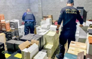 PF e Receita Federal realizam operação contra comércio ilegal de bebidas importadas em Balneário Rincão