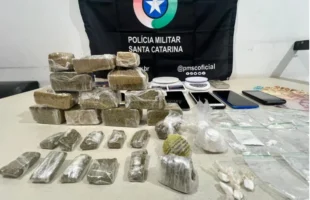 Dupla é presa com drogas e dinheiro no bairro Leão, em Praia Grande