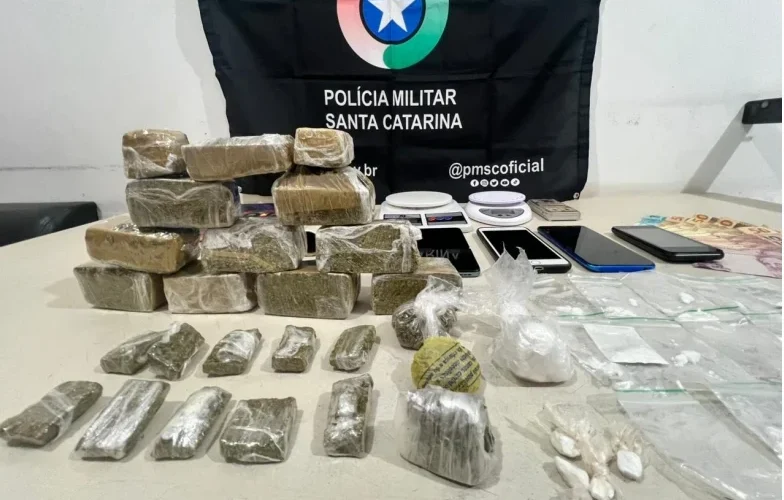 Dupla é presa com drogas e dinheiro no bairro Leão, em Praia Grande