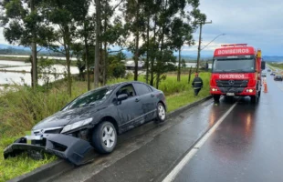Carro sai da SC-445 e fica suspenso sobre meio-fio em Içara