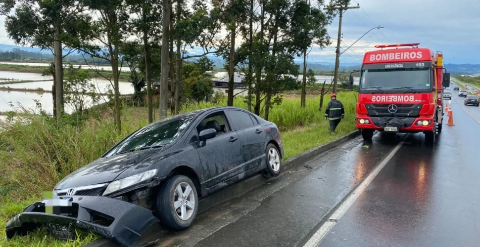 Carro sai da SC-445 e fica suspenso sobre meio-fio em Içara